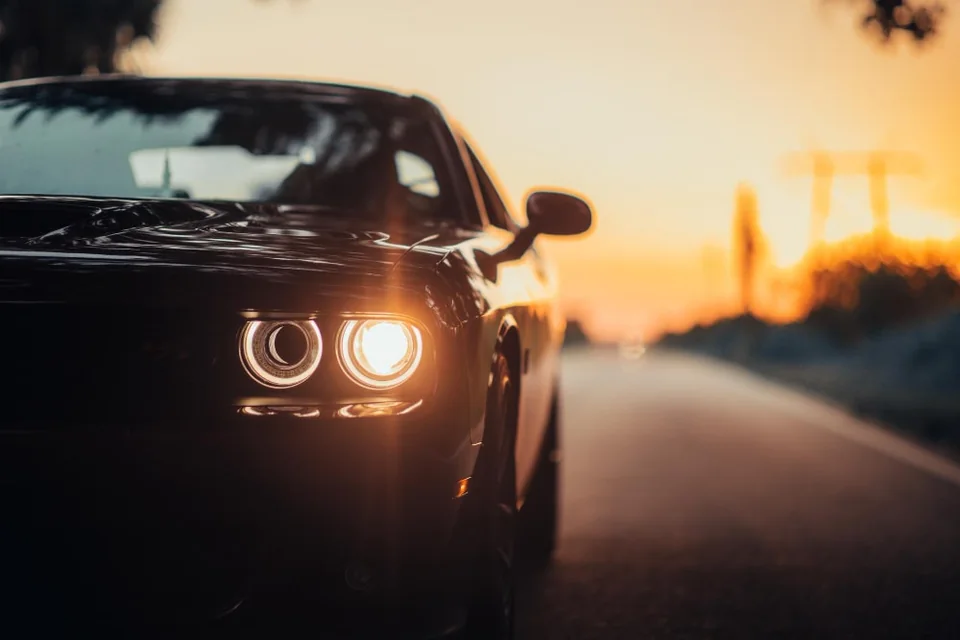 Automóvel em uma estrada ao pôr do sol